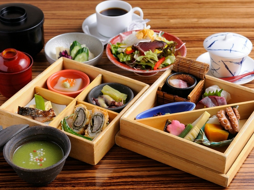 多彩な和食が盛り込まれた『松花堂弁当』　全八品