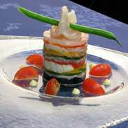 海の幸とと色鮮やかな野菜を薄くスライスして、お菓子のミルフィーユのように重ねたオードブルです。