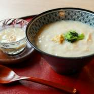自家製スープ付き。ぎゃあてい名物の湯葉丼です。優しいお味の湯葉のとろとろ餡がご飯に絡んだ逸品です。