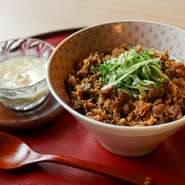 自家製スープ付き。湯葉、国産和牛を贅沢にをじっくり炊き込んだ、食べ応えのある逸品です。