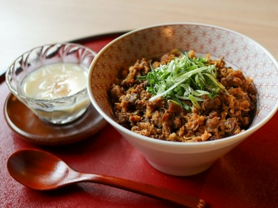  湯葉と牛肉のしぐれ煮丼