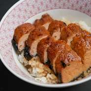 お味噌汁とお漬物付き。豆腐を香ばしく焼き、鰻のような食べ応えに仕上げたヘルシーな一品。