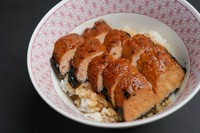 お味噌汁とお漬物付き。豆腐を香ばしく焼き、鰻のような食べ応えに仕上げたヘルシーな一品。