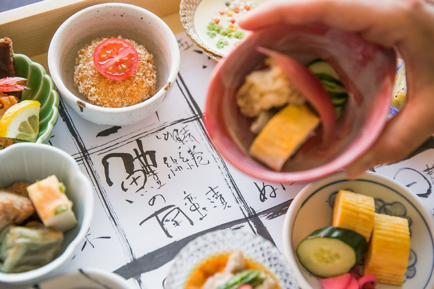 下から顔を出すお品書き