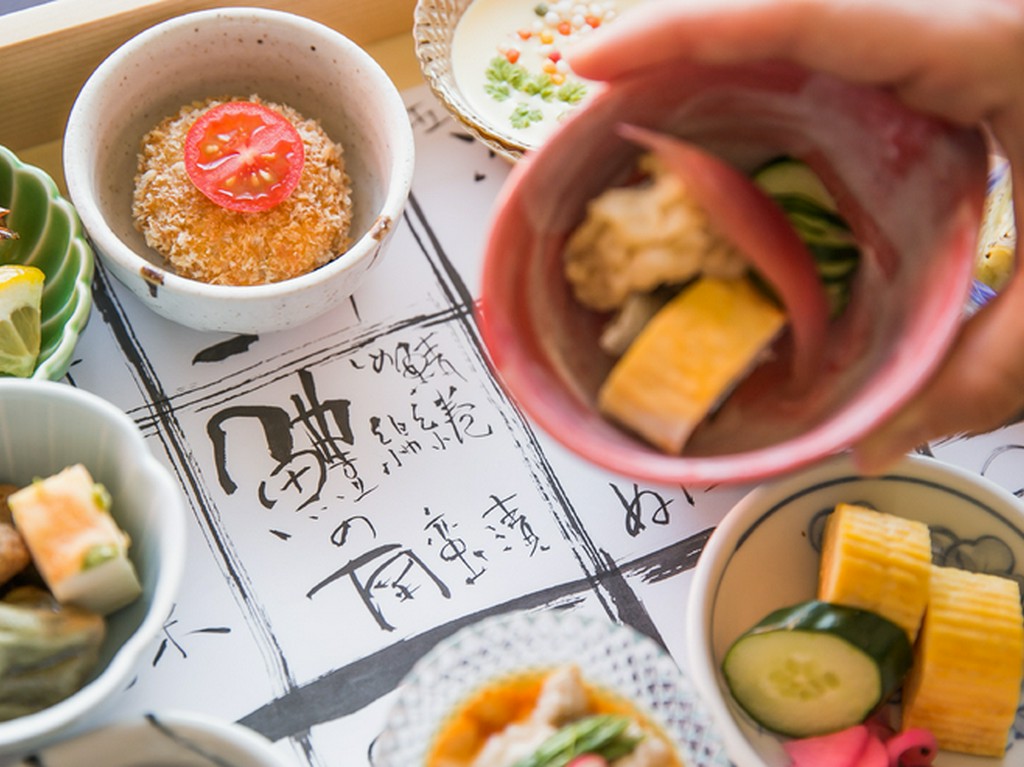 下から顔を出すお品書き