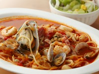 アサリ、パーナ貝、コバシラ、エビ、イカなどの魚介、そして魚介の旨味がたっぷりのスープでいただきます