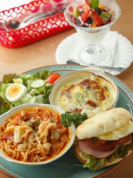 『まんぞくプレート』　 お店の人気メニューを盛り込みました