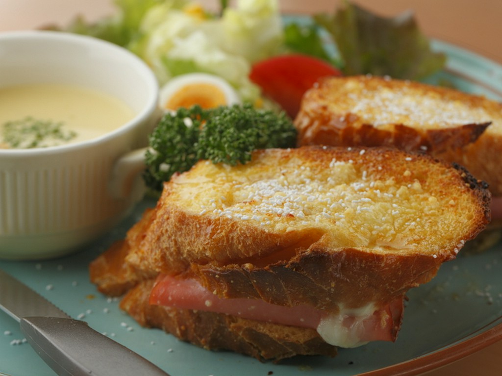 カマンベールチーズとハムのフレンチトースト