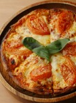 『フレッシュトマトのピザ』　テイクアウトするファン多数！