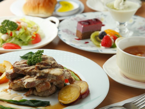 シェフおすすめのメイン料理を楽しむお得なおまかせコース