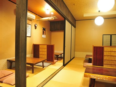 和の温かみを感じる落ち着いた店内