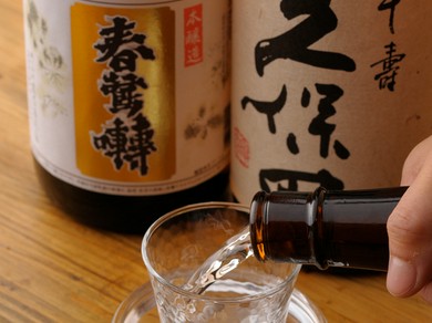 お好みの一杯を。各地の名門酒を揃えております
