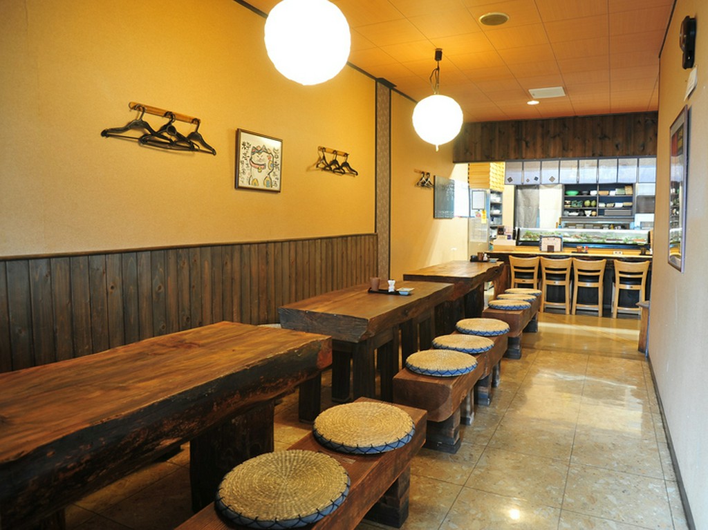 湖畔沿いの落ち着いた雰囲気の居酒屋