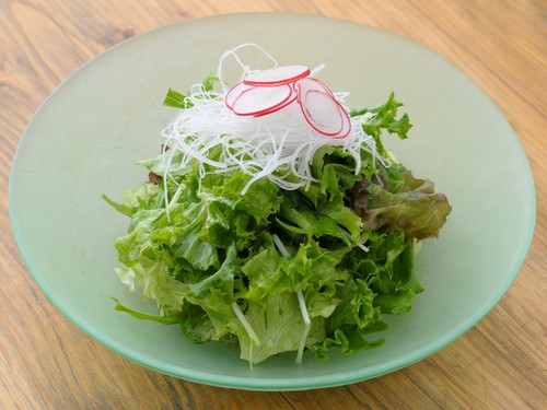 5種類の中からお好みのドレッシングをチョイスできる和風サラダ