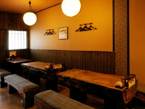 全てはシンプルに。色とりどりの料理が引き立ちます