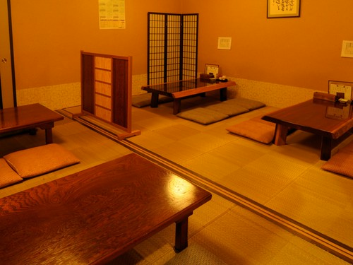 くつろぎたいなら、やっぱりお座敷。靴を脱いで足を伸ばして…