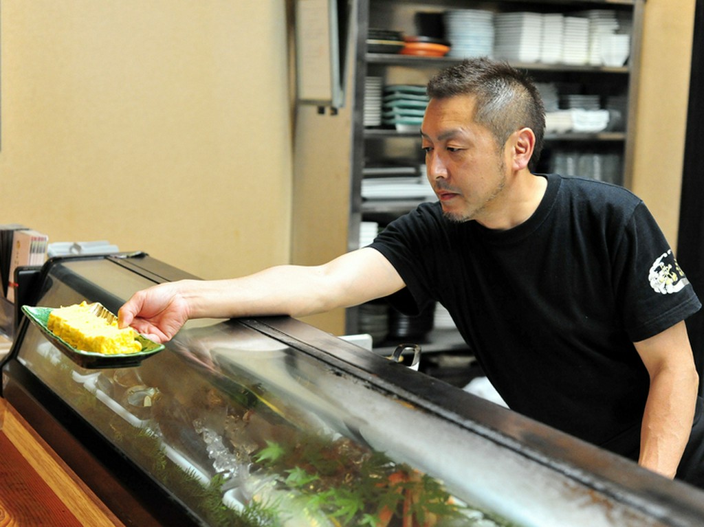 タブレット注文で、英語や中国語にも対応。お待たせしない工夫を