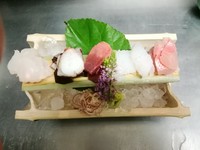 新鮮な地魚を使った贅沢な盛り合わせ。