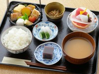 肉魚野菜がバランスよく入っています。