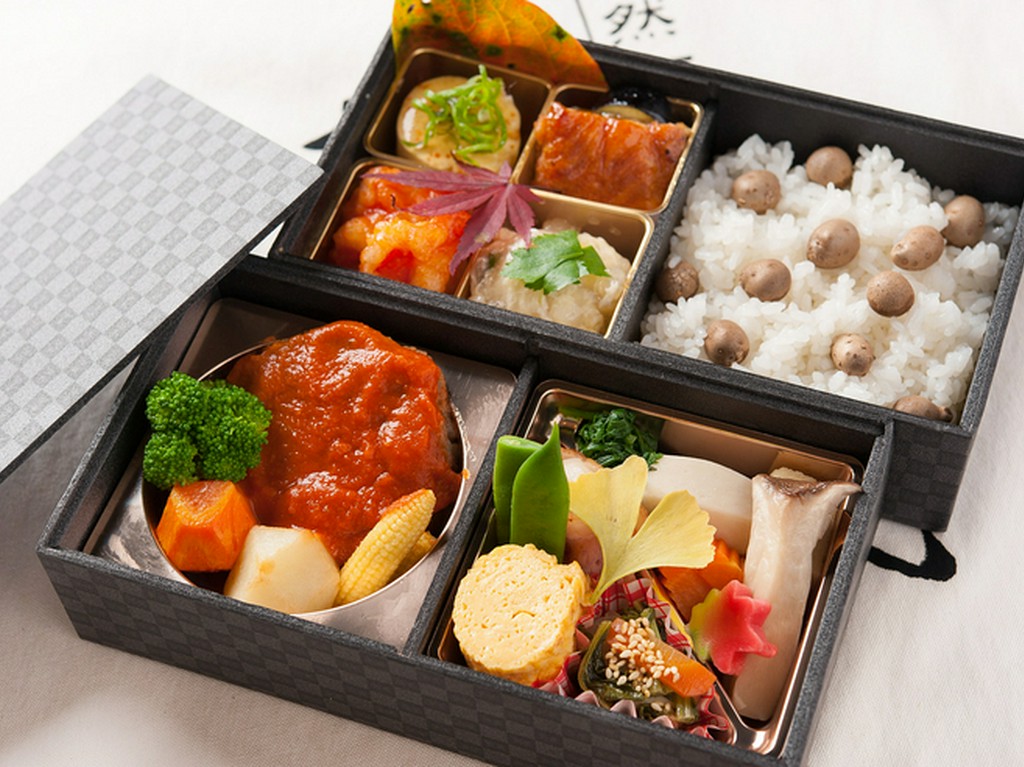 仕出し弁当もやっております。（写真は2500円）