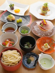 季節の食材がたっぷり詰まった、「会食」「宴会」「接待」にも好評のコースです。