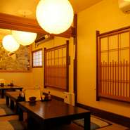 個室にもなる落ち着けるお座敷があるので、お祝い事や、大事な集まりにもご利用いただけます。定食のセットもございますが、ご予約していただければ、コースでご用意もできますので、まずはご相談ください。