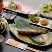 由比産の桜海老のかき揚げやモツ煮込み、板わさやお新香と、酒の肴、一品料理を色々揃えております。お酒も各種ございますので、メニューにないものもお尋ねくださいね。