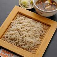 熱々の鴨汁に冷たいお蕎麦を八分目ほどつけてお召し上がりください！