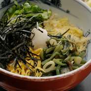 大根おろし、揚げ玉、カイワレ、錦糸卵、山菜、と具がいっぱい。ヘルシーな山の味覚は女性に大人気。