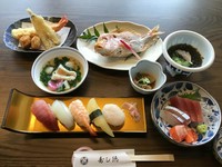 各種ご宴会、法事、慶事承ります。
4,400円(税込)～ご気軽にご相談下さい。
ご希望に応じて、祝い鯛(別料金)もご用意しております。
先付・刺身・煮物・焼物・揚物・すし等
季節,ご予算に応じて提供させて頂きます。