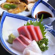 トロ、中トロ、赤身、白身、たこ、いか、あじ、サーモン、かんぱち、貝類各種等　お気軽にお尋ねください