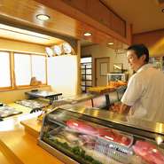 家柄、「食」というものが身近にある環境で育った中村さん。辻調理師専門学校を卒業後、大阪の割烹などで修業。在ウィーン国際機関日本政府代表部で公邸料理人も務めました。「いずれは、この店を継ぐことを考えてきました」ということで、2012年、家業である【寿し徳】　へ。受け継ぐものと、今まで培った技術や経験を大切にし、「いい食材を使うこと、そして、正直に料理をすること」を心がけ、日々お店を盛り上げています。