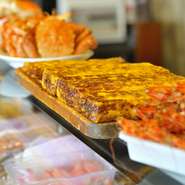 寿司屋で欠かせないのは、新鮮な魚介だけではありません。その店によって、それぞれ受け継がれるつくり方と味があるものです。存在感たっぷりにその身を置く【寿し徳】　の玉子焼きは、9～10個もの卵を使用します。