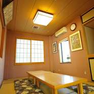 座敷、カウンターのほか、6畳の個室もあり、さまざまなシーンに応じて利用可能。家族での集まり、忘年会や新年会など、各種宴会などにも最適です。完全個室になるので、ゆったりとくつろぐことができます。