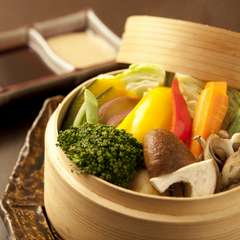 新鮮な野菜の味が楽しめる『地元野菜のセイロ蒸し』