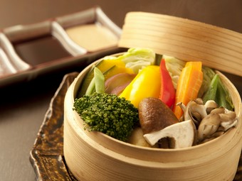 新鮮な野菜の味が楽しめる『地元野菜のセイロ蒸し』