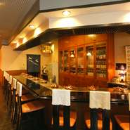 店内はジャズが流れるゆったりとした空間です。1Fにはカウンター席もあり、お一人様でも気軽に立ち寄ってくつろいでいただけます。スタッフと会話しながらゆっくりお食事をお楽しみください。