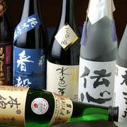 こだわりの地酒は、料理人が一つ一つ味を利き、旨いと思ったものだけを仕入れています。中にはお客様からすすめられたお酒も。大声で笑って、たくさん食べて、旨いお酒もたしなめば、一日の疲れも飛んでいきます。