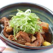 丸ごと入れたニンニクがトロトロ溶けるまで煮込みます。たっぷり入ったお酒とニンニクの旨みが効いてます。