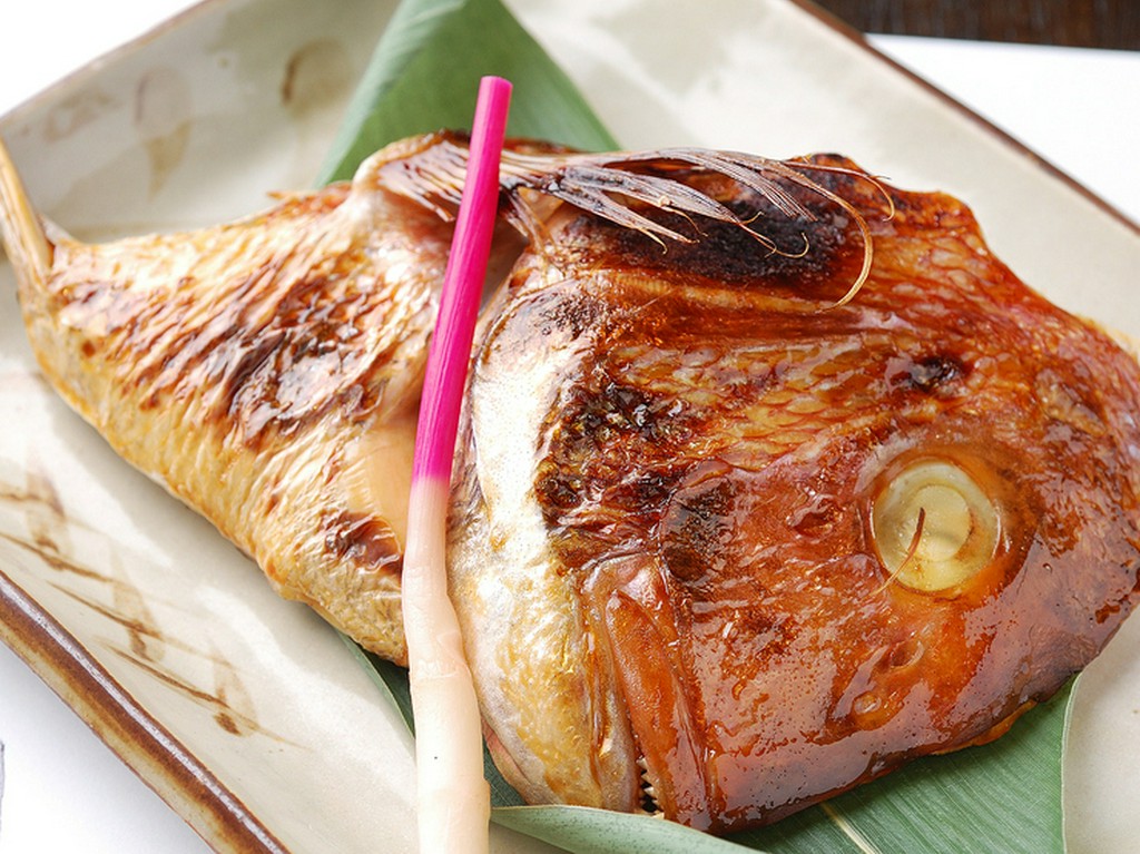 「タイかぶとの西京焼」の見事な艶と照り。お酒が進む一品です