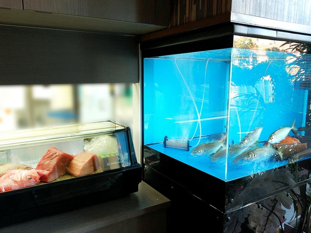 生けすの魚を召し上がりたい時は、いつでもお申し付けください