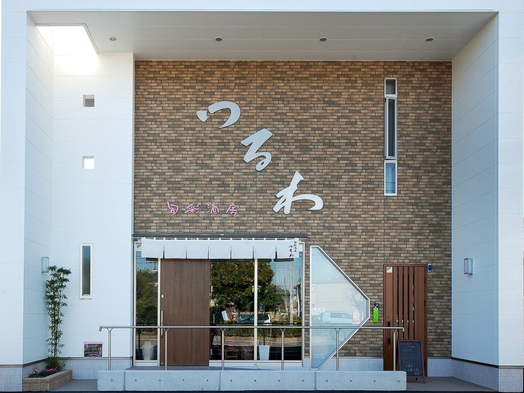 どなた様でも入りやすいように横開きの扉とスロープにしています