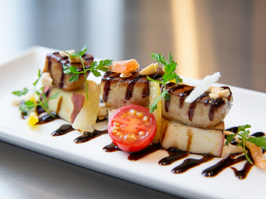 前菜からメインまで、目にも鮮やかな料理たち