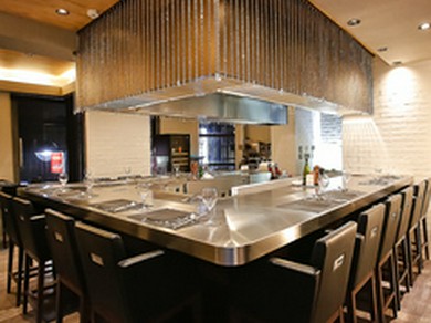 極上の鉄板焼きが味わえるスタイリッシュなオシャレ空間