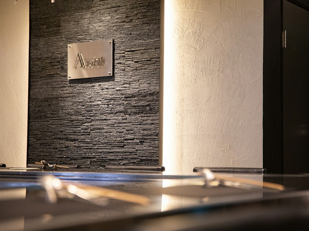 クリスタルガラスが店内を照らすロマンティックなお店