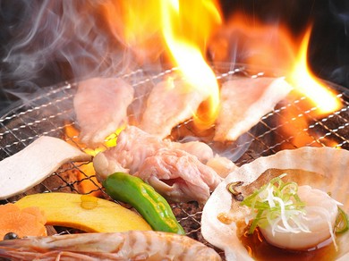 ゆったりした店内で、七輪で香ばしく焼き上げる