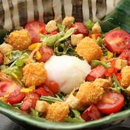 一番人気『ベーコンとカリカリチーズの温玉入シーザーサラダ』
