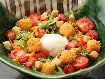 一番人気『ベーコンとカリカリチーズの温玉入シーザーサラダ』