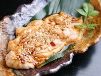 新鮮で旨味たっぷりの豚ホルモンを自家製ダレにつけています。タレの味は、味噌と塩の2種から選べます。