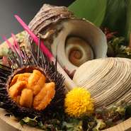 その日に仕入れた魚介類で『素材の盛合せ』